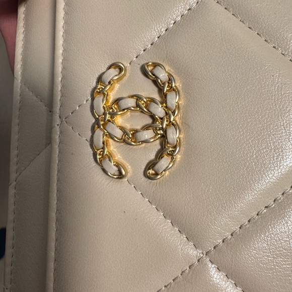 20A Chanel 19 Quilted Lambskin WOC Beige Wallet on Chain BNWT - Picture 10 of 12